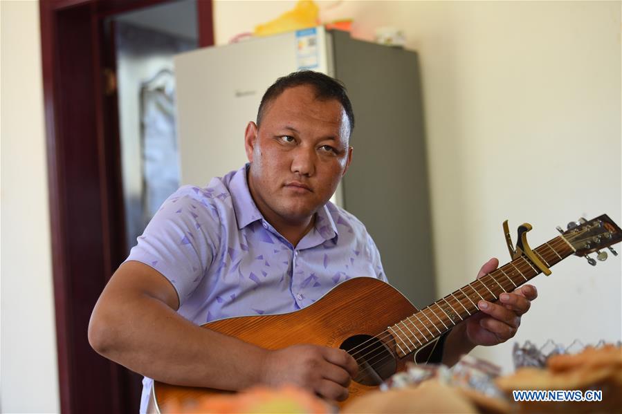 CHINA-XINJIANG-AKEN PERFORMER (CN)