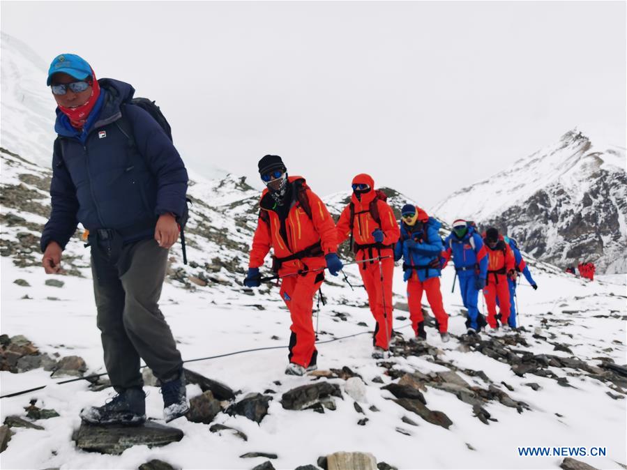 mt. qomolangma remeasuring surveyors arrive at