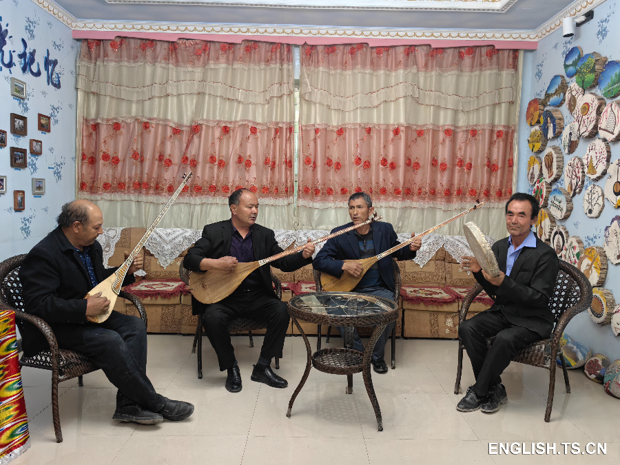 Coro de música folclórica resuena en el puebloCoro de música folclórica resuena en el pueblo  