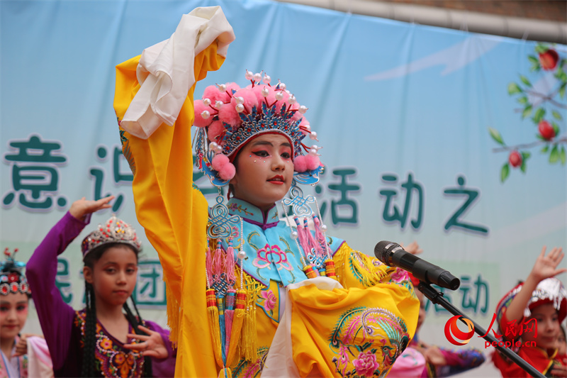 People enjoy 'hundred family feast' to celebrate Corban Festival in NW ...